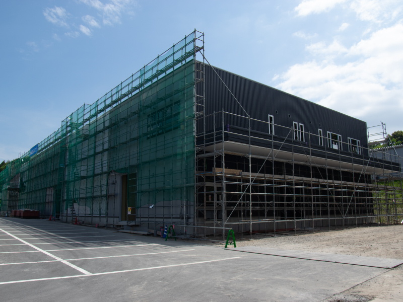 裏手には4号棟を建設中。