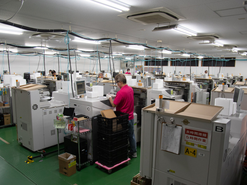 内部には銀塩プリント用のミニラボが大量に並んでいる。