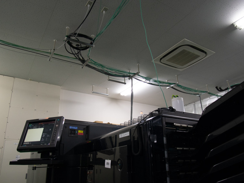 主な配線も天井に回されている。