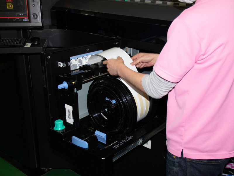 ロール紙を換装しているところ。