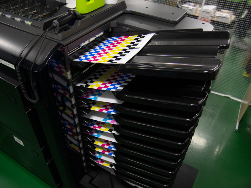 オーダー別、用紙別に自動で仕分けるソーティングシステムを2系統装備。写真は大判プリントを排出する大型ソーター。