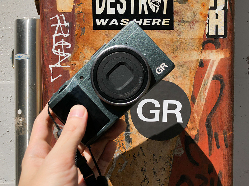 GRシリーズに敬意を表して、ハンマートーン加工のような質感が美しい「GR Limited Edition」（筆者私物）を提げて取材してきた。この塗装はもう再現できないらしい。