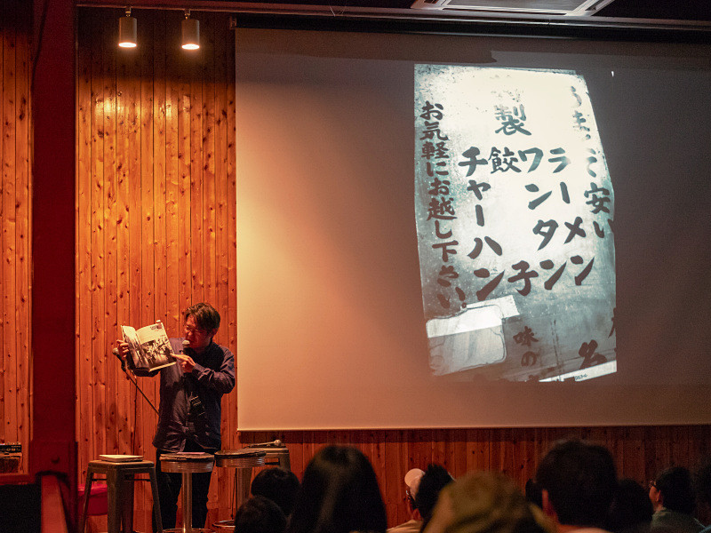 中藤毅彦さん。GRは"カメラに撮らされてしまう"ほどに良くできており、ゆえに撮影者の実力が問われると語る。「ハイコントラストモノクロでコントラストとシャープネスを最大、周辺減光を弱」にすると、"自分の文体"になるという。