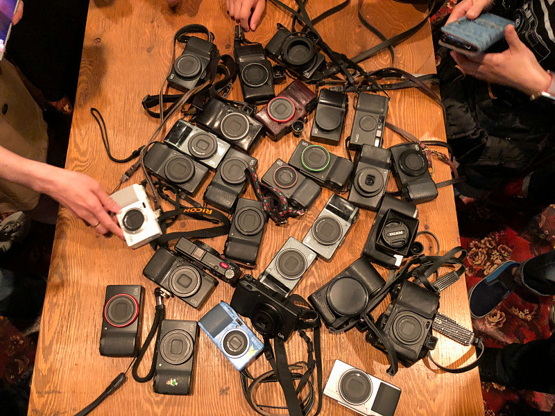 集まったGRを並べて記念撮影。すべて同じGRでありながら違った顔つきで、取り違えも起こらない。自分の愛機も並べたいが、まずこの様子を愛機で撮りたいというジレンマ。iPhoneで撮影。