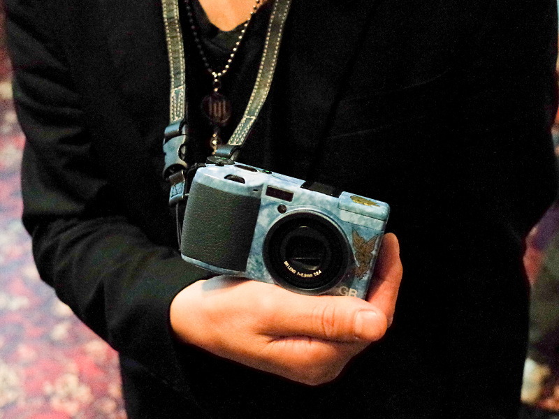 安達ロベルトさんの「GR DIGITAL 一周年記念モデル」。イラストレーター寺田克也さんによるオリジナルデザインが特徴。