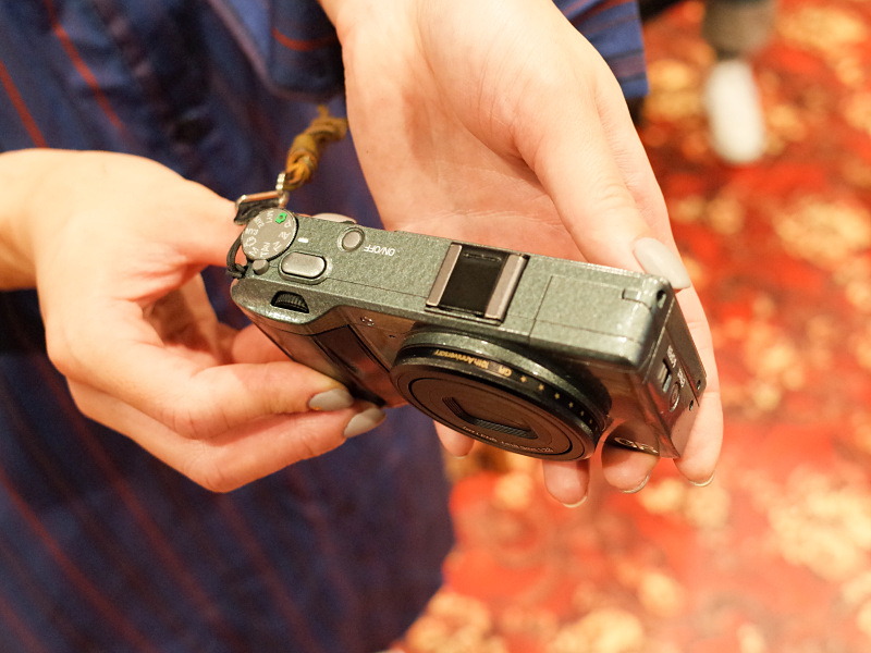 筆者のカメラに「お揃いですね！」と声を掛けてくれた来場者のカメラ。GR Limited Editionに、10周年イベントの記念リングがアクセント。