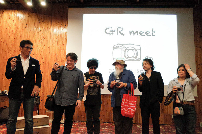 イベントの締めくくりに行われた、登壇者のフォトセッション。左から内田ユキオさん、中藤毅彦さん、金村修さん、田中長徳さん、安達ロベルトさん、こばやしかをるさん。