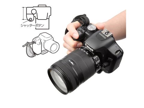 大きなレンズをつけたカメラを置いた時、前に倒れないようにする