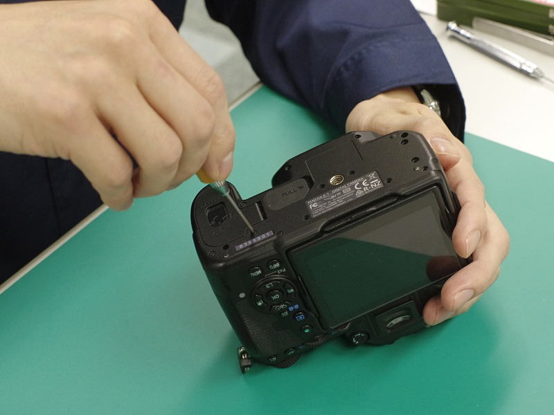 ネジを緩め、底面と背面のボディカバーを外す。