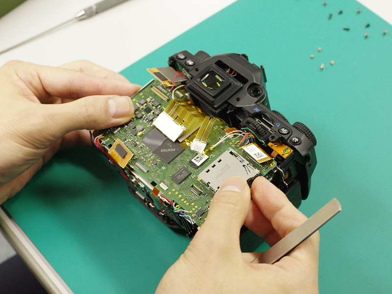 取り外しと逆の順番で交換用のメイン基板を取り付ける。