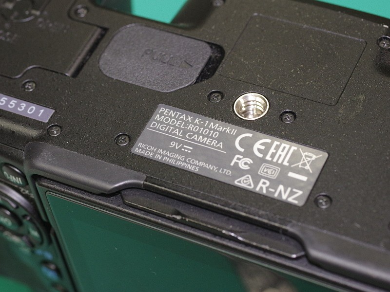 正面のSRバッジを、K-1からアップグレードしたK-1 Mark IIとわかるように専用バッジに貼り替える。