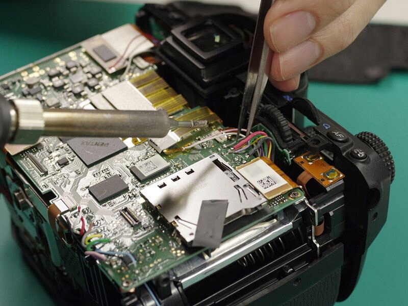 基板に半田付けされているリード線を外す。半田付けの箇所は20以上。丁寧に半田を溶かし、ピンセットで線を外す。