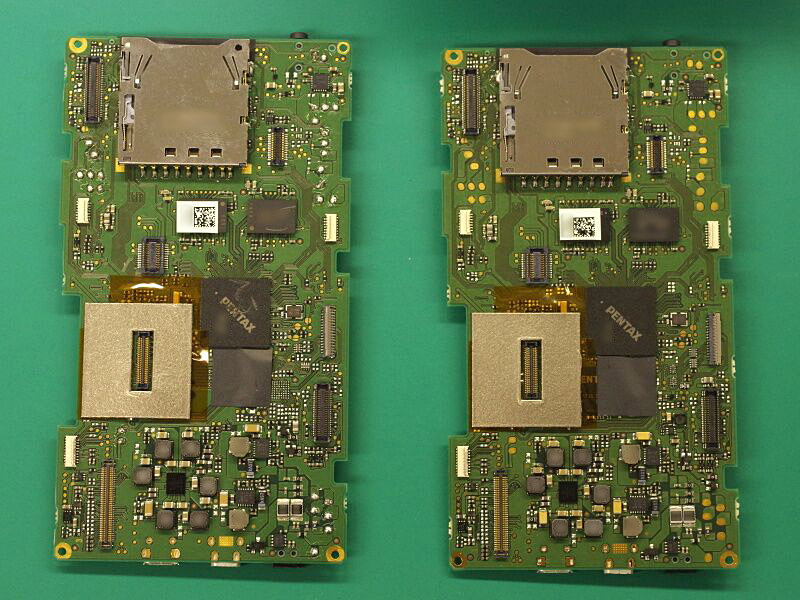 K-1から取り外したメイン基板（左）と、これから取り付けるメイン基板。新しい基板に搭載されるアクセラレーターユニット（PENTAXと書かれたPRIME IVチップの下。ノイズ対策用シールに隠れている）はリコー製だ。