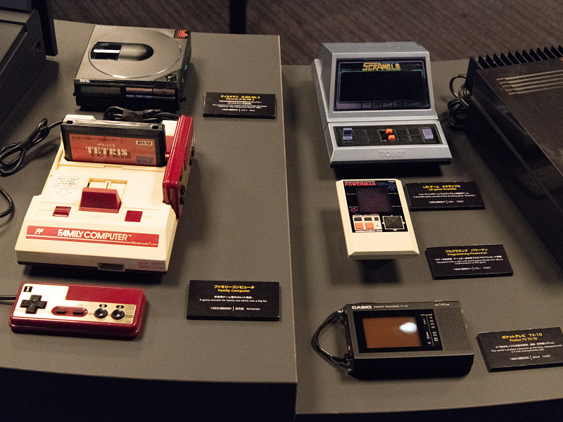 任天堂のファミリーコンピュータ（1983年）など。
