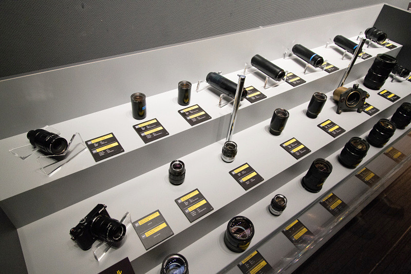 同じレンズでも微妙な仕様違いが見られる。例えばこの2本では、絞り羽根を動かす矢車の形状が異なる。