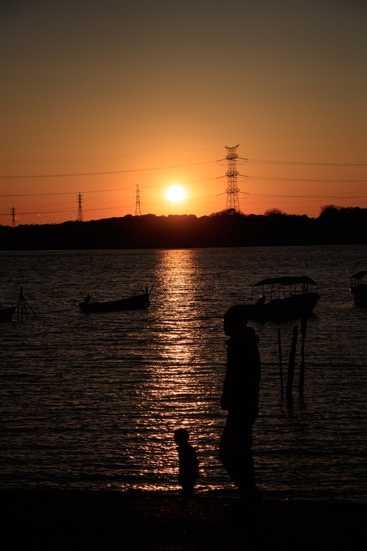 撮影者名：ヒロ<br>作品についてのコメント：千葉県の手賀沼です。今年1月のとても寒い日、空気が澄んでいて印象的な夕暮れでした。沼に浮かぶボートと杭と水のきらめきのコントラストが綺麗だったのですが、たまたま通りかかった親子が写真にストーリーを与えてくれました。