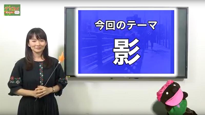 講評を務めるフォトグラファーの大村祐里子さん（左）。衣装の素材のせいで、ピンマイクがうまく留まらないアクシデントを乗り越えた瞬間。