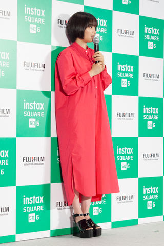 富士フイルム、1.7万円の正方形チェキ「instax SQUARE SQ6