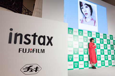 富士フイルム、1.7万円の正方形チェキ「instax SQUARE SQ6