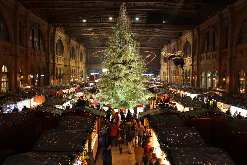 撮影：桃井一至<br><span class="fnt-85">α7 III / FE 24-105mm F4 G OSS / 30mm / 絞り優先AE（1/13秒・F4.0・-0.3EV） / ISO 800</span>