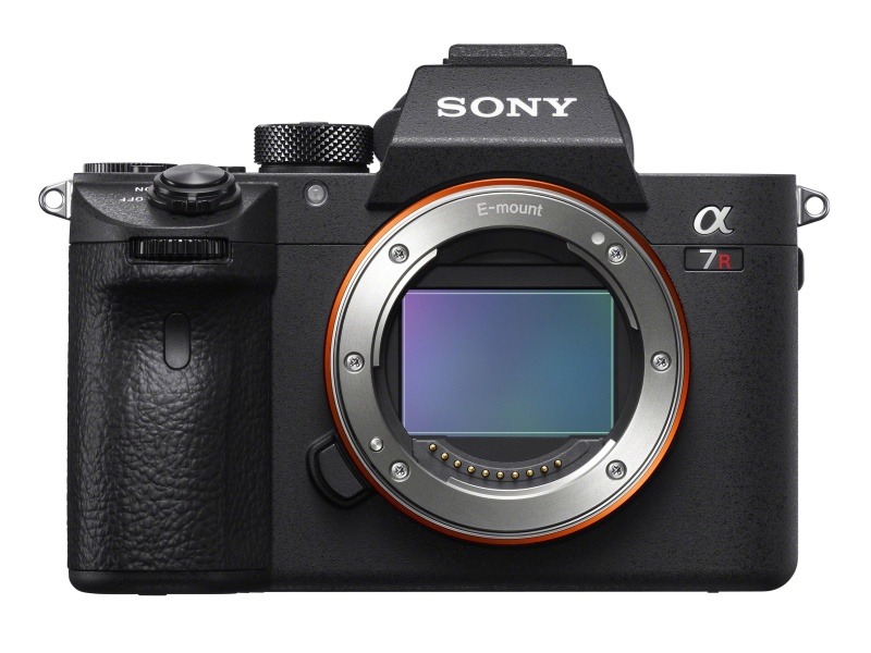 α7R III（2017年11月発売　オープンプライス・実勢38万円前後）