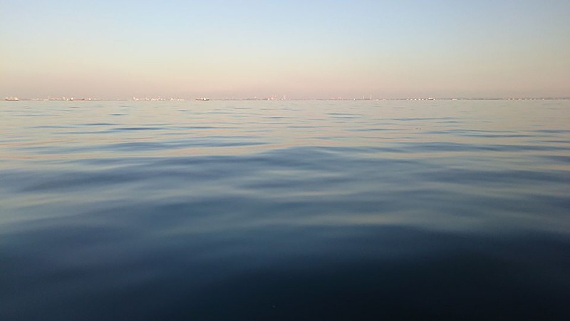 乗合船に乗っているときに出会った奇蹟的な東京湾の夕景。持ち合わせのスマホで撮ったけど、ちゃんとしたカメラがあれば……自分で撮影ポイントを選べれば……と強く思った1枚だった。