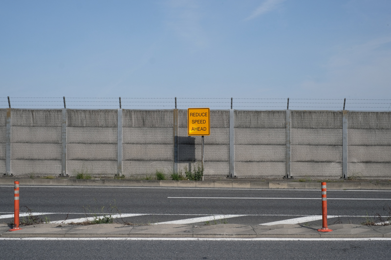 横田基地は福生市、西多摩郡瑞穂町、武蔵村山市、羽村市、立川市、昭島市（構成面積順）の5市1町に跨り、沖縄県以外の日本国内では、日本列島最大のアメリカ空軍基地。瑞穂町の南面、国道16号に接している。<br><span class="fnt-85">X-Pro2 / XF35mmF1.4 R / 35mm（53mm相当） / 絞り優先AE（1/300秒・F11・±0EV） / ISO 200</span>