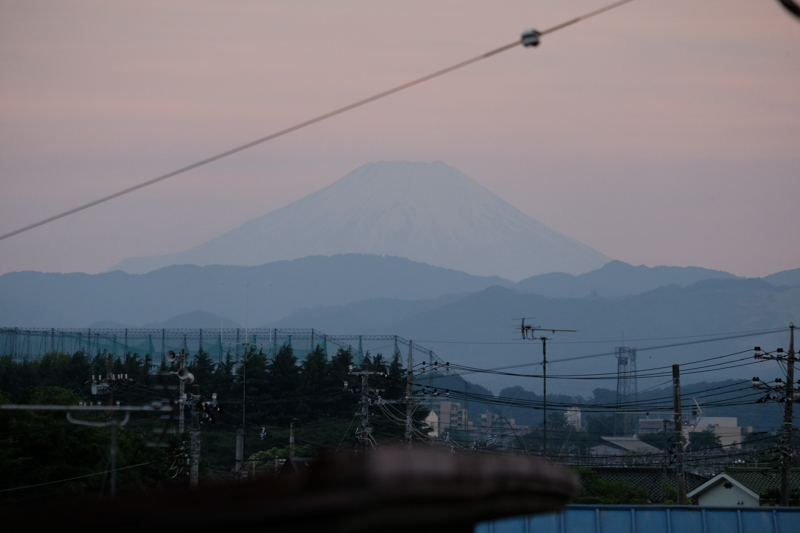 夕焼けに霞む向こうに富士山が見えた。周りがごちゃごちゃとしていたので、望遠ズームレンズで引き寄せて撮影した。<br><span class="fnt-85">X-Pro2 / XF55-200mmF3.5-4.8 R LM OIS / 200mm（300mm相当） / 絞り優先AE（1/450秒・F5.6・±0EV） / ISO 1600</span>