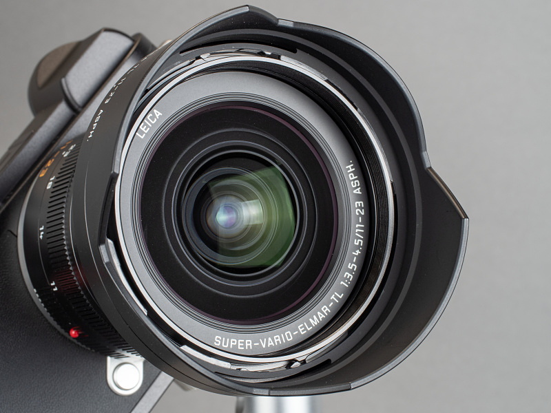 レンズフードは花型で、バヨネット取り付け式。他のTLレンズ、SLレンズと同様に基部は金属製。