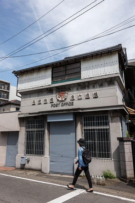 自転車移動中、信号で停まったときに偶然発見した古い建物。引きがない場所でも広角ズームだと構図の自由度は高い。ライカCL / ISO100 / F4.5 / 1/500秒 / WB:オート / 18mm