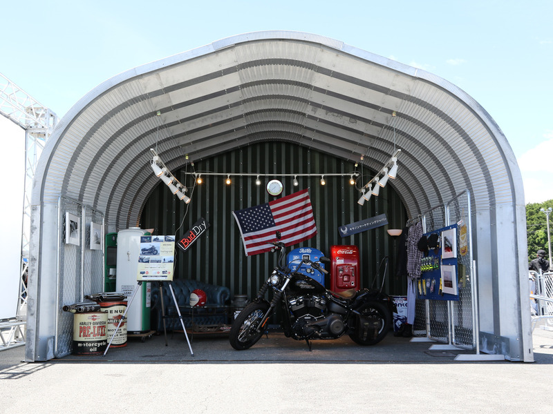 ガレージ風に仕立てられた撮影体験コーナー。