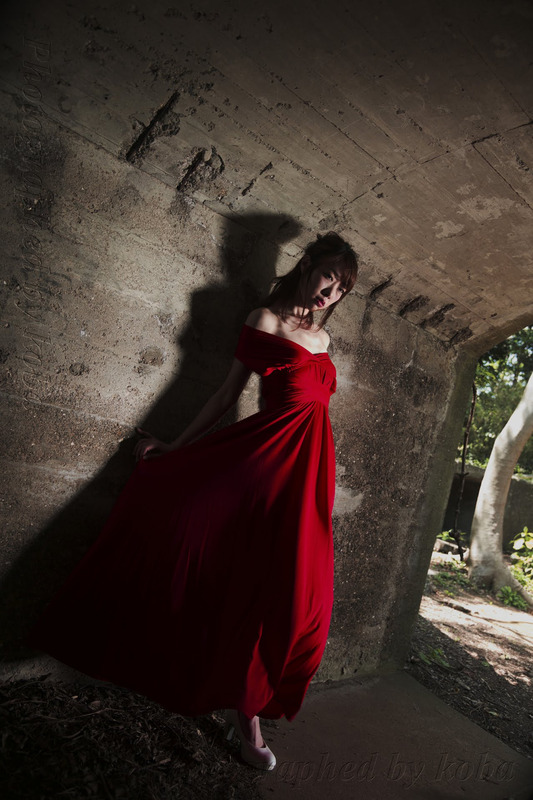 撮影者名：kobaさん<br>作品についてのコメント：この度、素敵なModelさんの双葉みりさんを赤いﾄﾞﾚｽで撮影する機会に恵まれましたので、応募ﾃｰﾏの「赤」該当すると思いまして、応募させて頂きます。赤は色飽和が早いので、少し苦労しました。当方、最終出力形態は、紙媒体と位置づけてのData編集をしてみました。