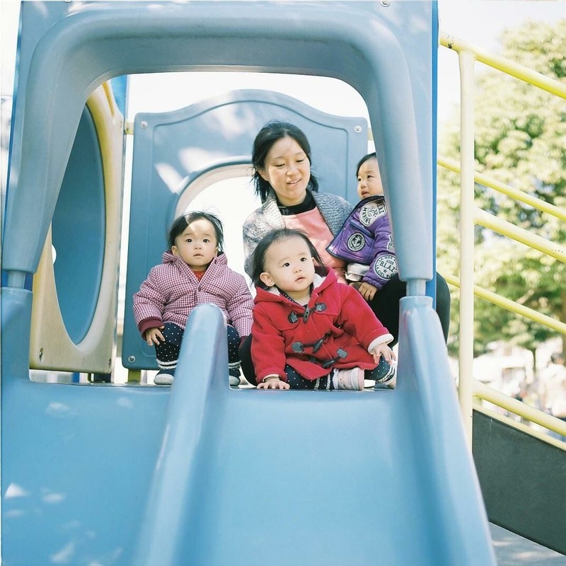 撮影者名：三つ子パパさん<br>作品についてのコメント：近所の公園で撮影しました。滑り台の手前にいる娘が着ているコートの赤が、滑り台の青に囲まれて目を引きました。