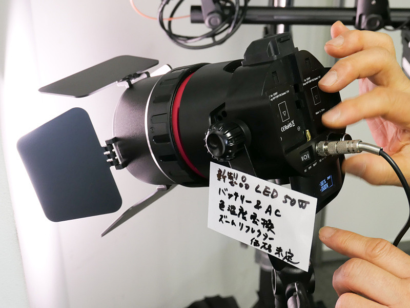 039のズームリフレクター付きLEDライト（6,000〜2,500Kのバイカラータイプ）。ソニーのLバッテリーでも動作する。7月下旬に発売予定。