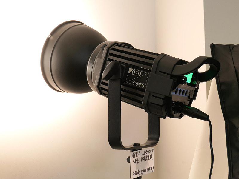 こちらは100Wタイプ。同時録音を想定した静音タイプだという。