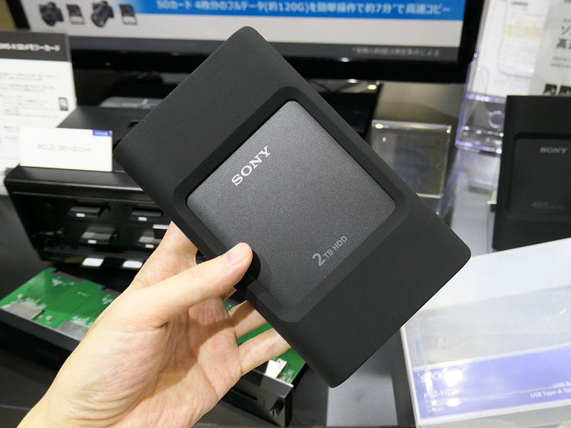 発売済みの外付けHDD。耐衝撃・防塵・防滴仕様。プロ向け販路のみでの取り扱いだが、480GBのSSDが5万8,000円前後、2TBのHDDが2万5,000円前後だという。