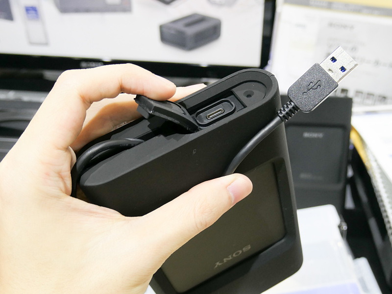 直付けのUSBケーブルに加え、USB-C端子も装備。