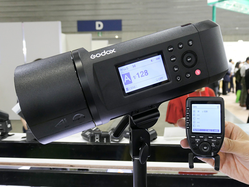 GODOX AD600 Pro。Bowensマウントを採用している。