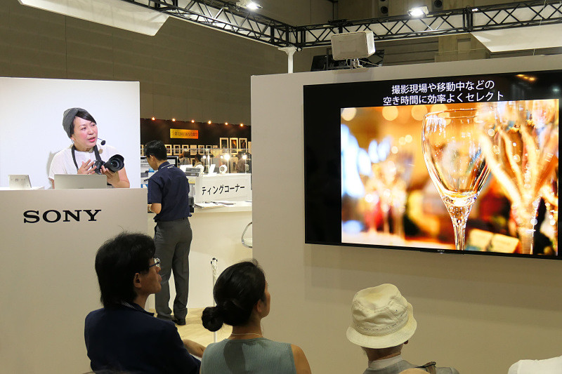 鈴木知子氏は、ウェディングの現場でα7 III+24-105mm Gレンズを使ってスナップフォトを撮るメリットを紹介。