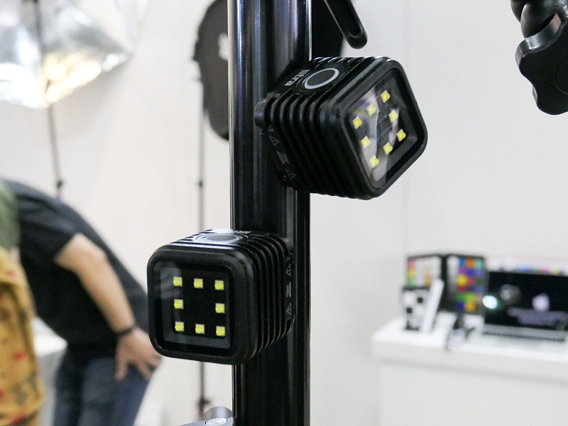 マグネットでスチールパイプにくっつく。