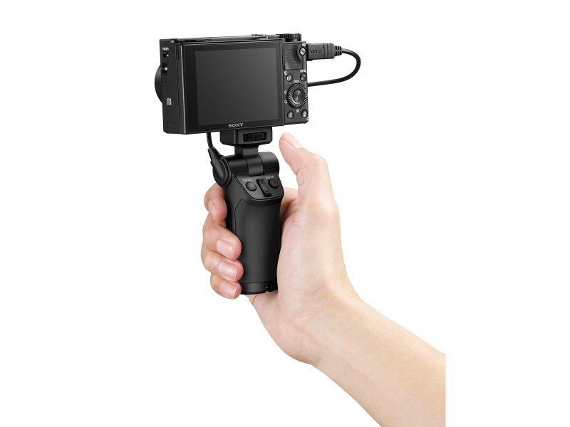 別売のシューティンググリップ「VCT-SGR1」（8月下旬発売。税別1万円）と組み合わせた例。手元に録画ボタンやズームレバーを備えており、グリップ部分を開くとミニ三脚にもなる。