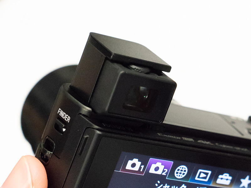 ワンアクションで使えるようになったポップアップ式EVF。