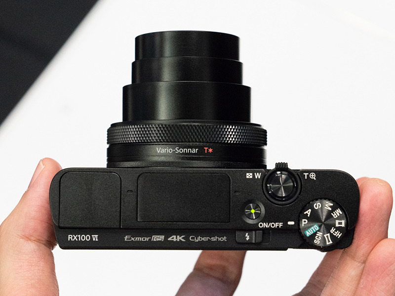 レンズ鏡筒部分が厚くなっただけで、そのほかのサイズや重量感は変わらない。操作部の使い心地も従来通り。