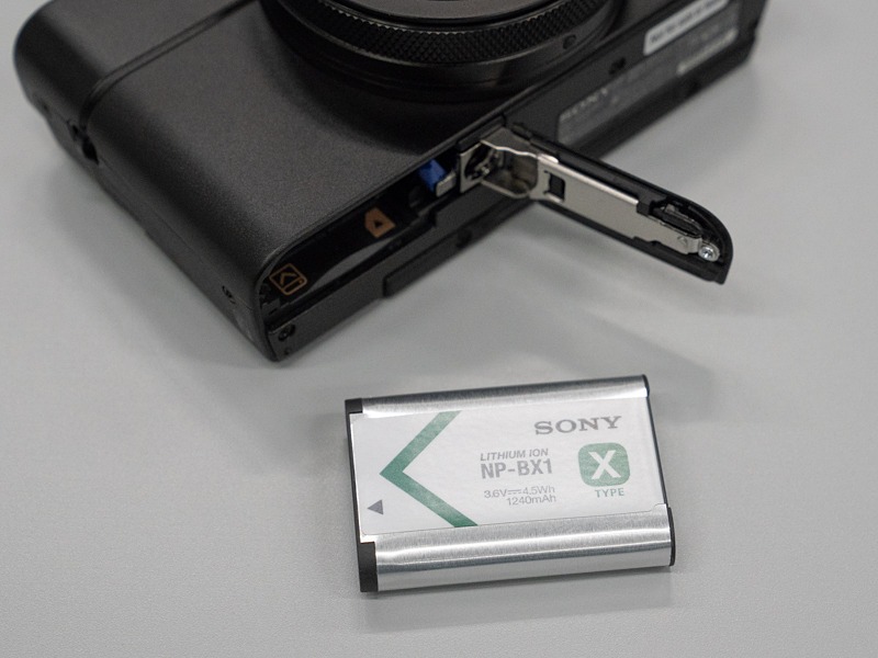 バッテリーは従来通りの「NP-BX1」。撮影可能枚数はRX100 Vの約220枚から約240枚に増えている（モニター使用時）。