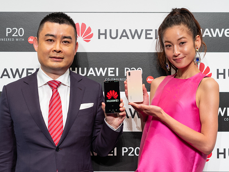 左から、ファーウェイ デバイス 日本・韓国リージョン プレジデントの呉波さん、女優の西山茉希さん。