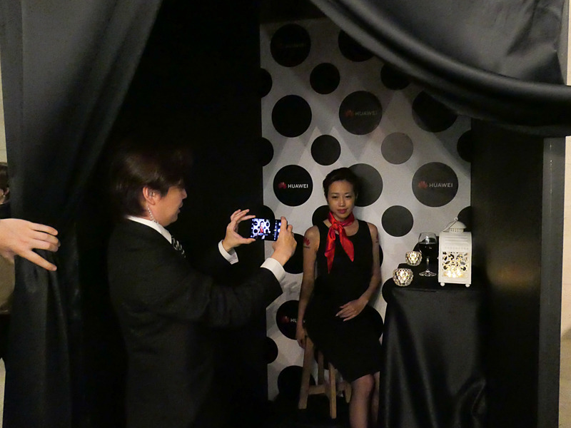 暗所撮影のデモ。カーテンで遮光された中に入り、ローソク程度の明かりで撮影する。