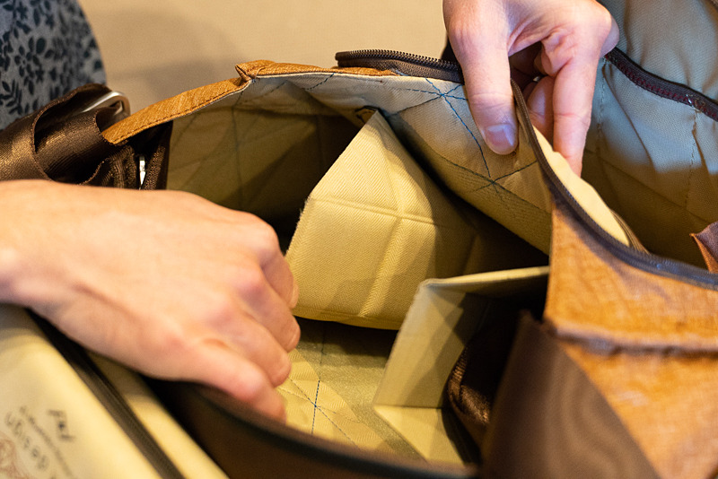 Peak Designの全てのカメラバッグに、折り紙のような「FlexFold™ディバイダー」が採用されている。これは初期のデザイン。