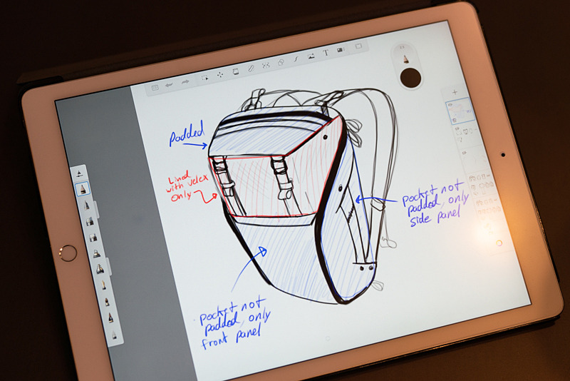 「エブリデイバックパック」のために描かれたスケッチ。iPad Proを使うことがほとんどで、なるべくシンプルに描くという。