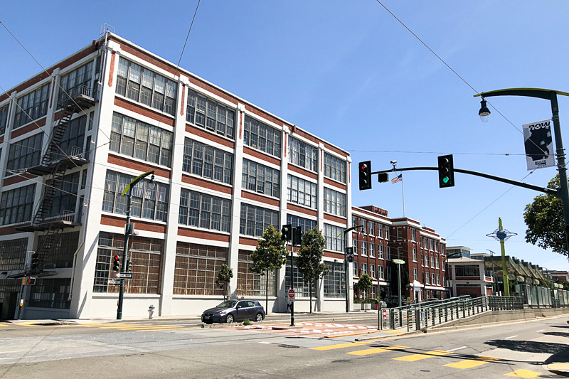 ドッグパッチの雰囲気ある建物に、彼らのオフィスがある。