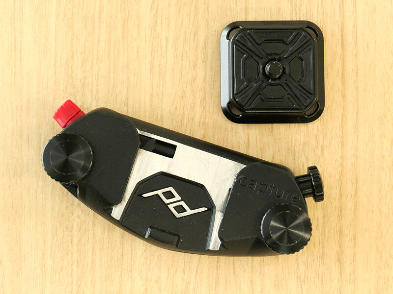 キャプチャーV2。右上の黒いノブが「ツイストロック」。赤はクイックプレートのリリースボタン（ひねるとボタンにロックがかかる）。